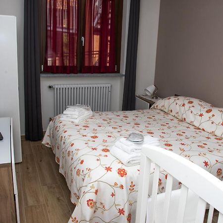 Casa Valentin Lägenhet Monforte dʼAlba Exteriör bild