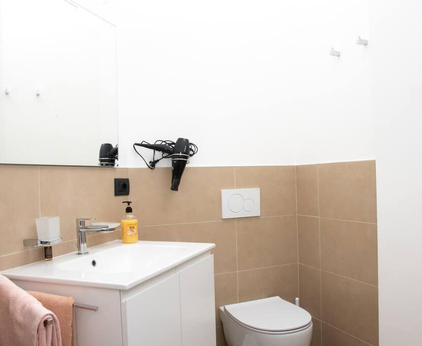 Casa Valentin Lägenhet Monforte dʼAlba Exteriör bild