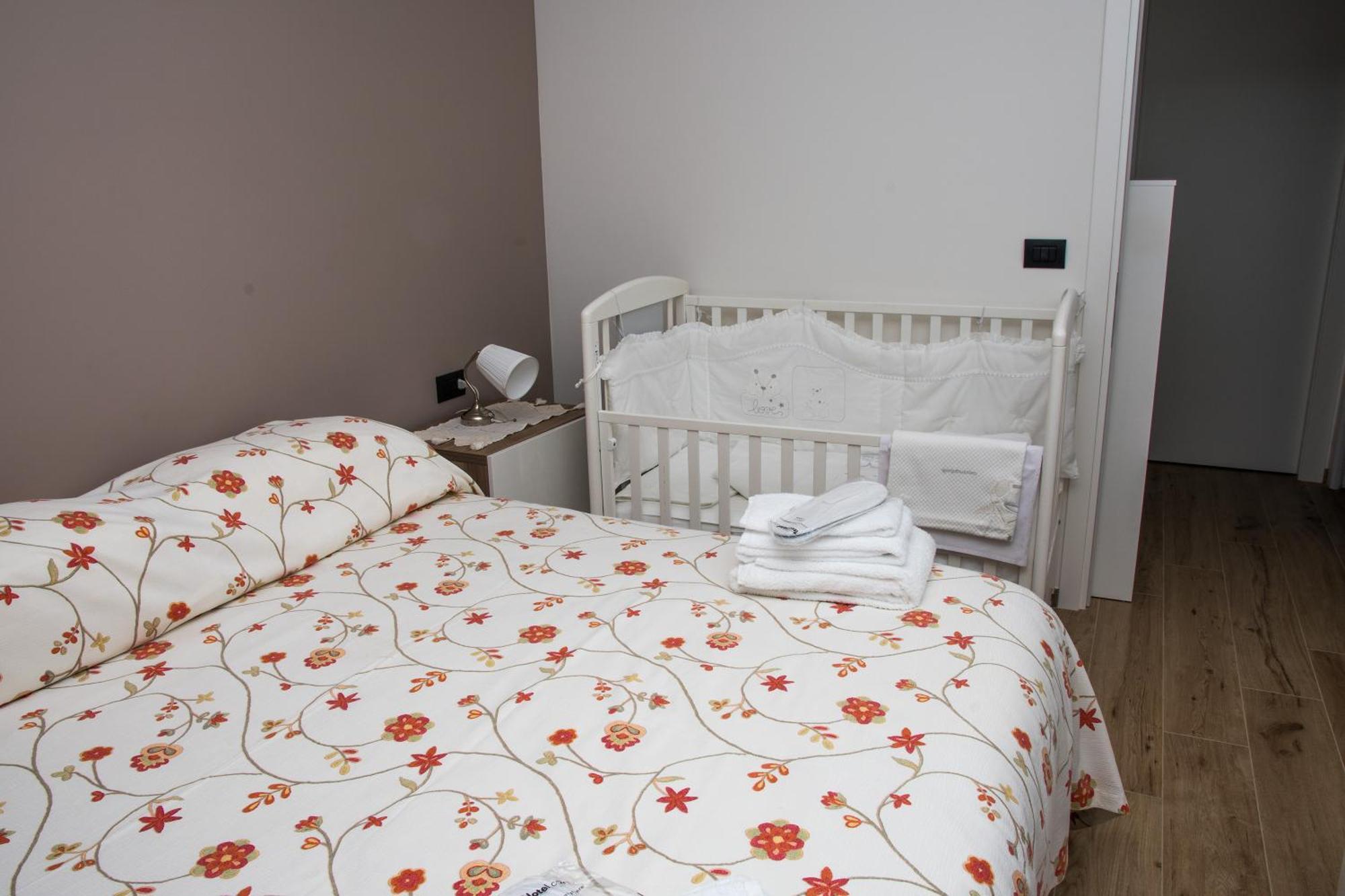 Casa Valentin Lägenhet Monforte dʼAlba Exteriör bild